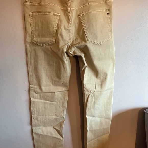Dkny Cream Slim Jeans with Classic Design - Picture 2 of 6